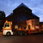 Nocą i wczesnym rankiem do klasztoru na Świętym Krzyżu przetransportowane zostały elementy powstającej tam wieży. / Wojciech Habdas / Radio Kielce