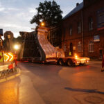 Nocą i wczesnym rankiem do klasztoru na Świętym Krzyżu przetransportowane zostały elementy powstającej tam wieży. / Wojciech Habdas / Radio Kielce