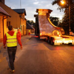 Nocą i wczesnym rankiem do klasztoru na Świętym Krzyżu przetransportowane zostały elementy powstającej tam wieży. / Wojciech Habdas / Radio Kielce