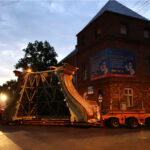 Nocą i wczesnym rankiem do klasztoru na Świętym Krzyżu przetransportowane zostały elementy powstającej tam wieży. / Wojciech Habdas / Radio Kielce