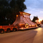 Nocą i wczesnym rankiem do klasztoru na Świętym Krzyżu przetransportowane zostały elementy powstającej tam wieży. / Wojciech Habdas / Radio Kielce