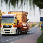 Nocą i wczesnym rankiem do klasztoru na Świętym Krzyżu przetransportowane zostały elementy powstającej tam wieży. / Wojciech Habdas / Radio Kielce