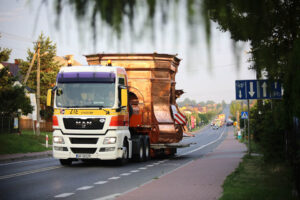 Nocą i wczesnym rankiem do klasztoru na Świętym Krzyżu przetransportowane zostały elementy powstającej tam wieży. / Wojciech Habdas / Radio Kielce