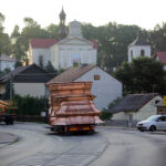 Nocą i wczesnym rankiem do klasztoru na Świętym Krzyżu przetransportowane zostały elementy powstającej tam wieży. / Wojciech Habdas / Radio Kielce