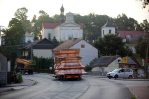 Nocą i wczesnym rankiem do klasztoru na Świętym Krzyżu przetransportowane zostały elementy powstającej tam wieży. / Wojciech Habdas / Radio Kielce