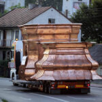 Nocą i wczesnym rankiem do klasztoru na Świętym Krzyżu przetransportowane zostały elementy powstającej tam wieży. / Wojciech Habdas / Radio Kielce