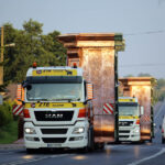 Nocą i wczesnym rankiem do klasztoru na Świętym Krzyżu przetransportowane zostały elementy powstającej tam wieży. / Wojciech Habdas / Radio Kielce