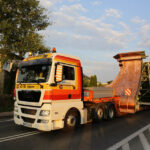 Nocą i wczesnym rankiem do klasztoru na Świętym Krzyżu przetransportowane zostały elementy powstającej tam wieży. / Wojciech Habdas / Radio Kielce