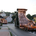 Nocą i wczesnym rankiem do klasztoru na Świętym Krzyżu przetransportowane zostały elementy powstającej tam wieży. / Wojciech Habdas / Radio Kielce