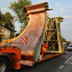 Nocą i wczesnym rankiem do klasztoru na Świętym Krzyżu przetransportowane zostały elementy powstającej tam wieży. / Wojciech Habdas / Radio Kielce