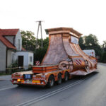 Nocą i wczesnym rankiem do klasztoru na Świętym Krzyżu przetransportowane zostały elementy powstającej tam wieży. / Wojciech Habdas / Radio Kielce