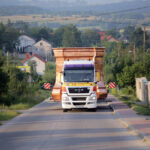 Nocą i wczesnym rankiem do klasztoru na Świętym Krzyżu przetransportowane zostały elementy powstającej tam wieży. / Wojciech Habdas / Radio Kielce