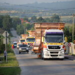 Nocą i wczesnym rankiem do klasztoru na Świętym Krzyżu przetransportowane zostały elementy powstającej tam wieży. / Wojciech Habdas / Radio Kielce