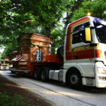 Nocą i wczesnym rankiem do klasztoru na Świętym Krzyżu przetransportowane zostały elementy powstającej tam wieży. / Wojciech Habdas / Radio Kielce