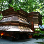 Nocą i wczesnym rankiem do klasztoru na Świętym Krzyżu przetransportowane zostały elementy powstającej tam wieży. / Wojciech Habdas / Radio Kielce