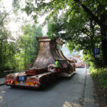 Nocą i wczesnym rankiem do klasztoru na Świętym Krzyżu przetransportowane zostały elementy powstającej tam wieży. / Wojciech Habdas / Radio Kielce