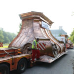 Nocą i wczesnym rankiem do klasztoru na Świętym Krzyżu przetransportowane zostały elementy powstającej tam wieży. / Wojciech Habdas / Radio Kielce