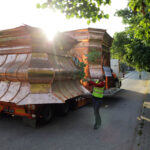 Nocą i wczesnym rankiem do klasztoru na Świętym Krzyżu przetransportowane zostały elementy powstającej tam wieży. / Wojciech Habdas / Radio Kielce