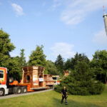 Nocą i wczesnym rankiem do klasztoru na Świętym Krzyżu przetransportowane zostały elementy powstającej tam wieży. / Wojciech Habdas / Radio Kielce