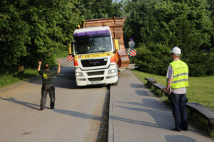 Nocą i wczesnym rankiem do klasztoru na Świętym Krzyżu przetransportowane zostały elementy powstającej tam wieży. / Wojciech Habdas / Radio Kielce