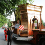 Nocą i wczesnym rankiem do klasztoru na Świętym Krzyżu przetransportowane zostały elementy powstającej tam wieży. / Wojciech Habdas / Radio Kielce