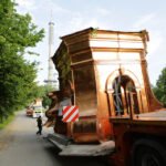 Nocą i wczesnym rankiem do klasztoru na Świętym Krzyżu przetransportowane zostały elementy powstającej tam wieży. / Wojciech Habdas / Radio Kielce