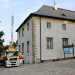 Nocą i wczesnym rankiem do klasztoru na Świętym Krzyżu przetransportowane zostały elementy powstającej tam wieży. / Wojciech Habdas / Radio Kielce