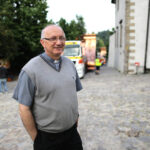 Nocą i wczesnym rankiem do klasztoru na Świętym Krzyżu przetransportowane zostały elementy powstającej tam wieży. Ojciec Zygfryd Wiecha. / Wojciech Habdas / Radio Kielce