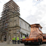 Nocą i wczesnym rankiem do klasztoru na Świętym Krzyżu przetransportowane zostały elementy powstającej tam wieży. / Wojciech Habdas / Radio Kielce