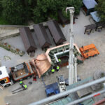 Nocą i wczesnym rankiem do klasztoru na Świętym Krzyżu przetransportowane zostały elementy powstającej tam wieży. / Wojciech Habdas / Radio Kielce