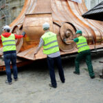 Nocą i wczesnym rankiem do klasztoru na Świętym Krzyżu przetransportowane zostały elementy powstającej tam wieży. / Wojciech Habdas / Radio Kielce