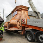 Nocą i wczesnym rankiem do klasztoru na Świętym Krzyżu przetransportowane zostały elementy powstającej tam wieży. / Wojciech Habdas / Radio Kielce