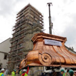 Nocą i wczesnym rankiem do klasztoru na Świętym Krzyżu przetransportowane zostały elementy powstającej tam wieży. / Wojciech Habdas / Radio Kielce