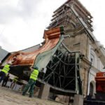 Nocą i wczesnym rankiem do klasztoru na Świętym Krzyżu przetransportowane zostały elementy powstającej tam wieży. / Wojciech Habdas / Radio Kielce