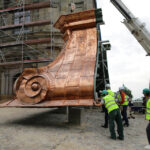 Nocą i wczesnym rankiem do klasztoru na Świętym Krzyżu przetransportowane zostały elementy powstającej tam wieży. / Wojciech Habdas / Radio Kielce