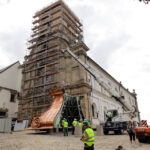 Nocą i wczesnym rankiem do klasztoru na Świętym Krzyżu przetransportowane zostały elementy powstającej tam wieży. / Wojciech Habdas / Radio Kielce