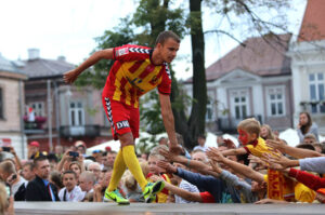 Prezentacja Korony na kieleckim Rynku. Marcin Cebula / Wojciech Habdas / Radio Kielce