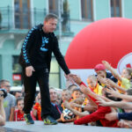 Prezentacja Korony na kieleckim Rynku.Trener Ryszard Tarasiewicz / Wojciech Habdas / Radio Kielce