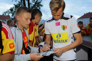 Prezentacja Korony na kieleckim Rynku. Po prezentacji fani drużyny zbierali autografy. / Wojciech Habdas / Radio Kielce