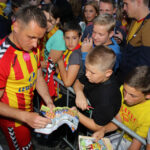 Prezentacja Korony na kieleckim Rynku. Po prezentacji fani drużyny zbierali autografy. / Wojciech Habdas / Radio Kielce