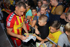 Prezentacja Korony na kieleckim Rynku. Po prezentacji fani drużyny zbierali autografy. / Wojciech Habdas / Radio Kielce