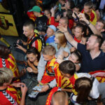 Prezentacja Korony na kieleckim Rynku. Po prezentacji fani drużyny zbierali autografy. / Wojciech Habdas / Radio Kielce