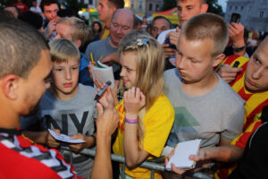 Prezentacja Korony na kieleckim Rynku. Po prezentacji fani drużyny zbierali autografy. / Wojciech Habdas / Radio Kielce