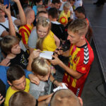 Prezentacja Korony na kieleckim Rynku. Po prezentacji fani drużyny zbierali autografy. / Wojciech Habdas / Radio Kielce