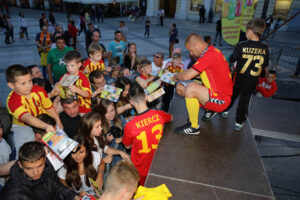 Prezentacja Korony na kieleckim Rynku. Po prezentacji fani drużyny zbierali autografy. / Wojciech Habdas / Radio Kielce