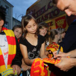 Prezentacja Korony na kieleckim Rynku. Po prezentacji fani drużyny zbierali autografy. / Wojciech Habdas / Radio Kielce