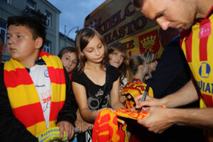 Prezentacja Korony na kieleckim Rynku. Po prezentacji fani drużyny zbierali autografy. / Wojciech Habdas / Radio Kielce