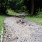 Ścieżka rowerowa i spacerowa w okolicy kieleckiego zalewu w coraz gorszym stanie / Wojciech Habdas / Radio Kielce