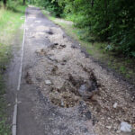 Ścieżka rowerowa i spacerowa w okolicy kieleckiego zalewu w coraz gorszym stanie / Wojciech Habdas / Radio Kielce