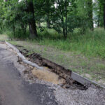 Ścieżka rowerowa i spacerowa w okolicy kieleckiego zalewu w coraz gorszym stanie / Wojciech Habdas / Radio Kielce